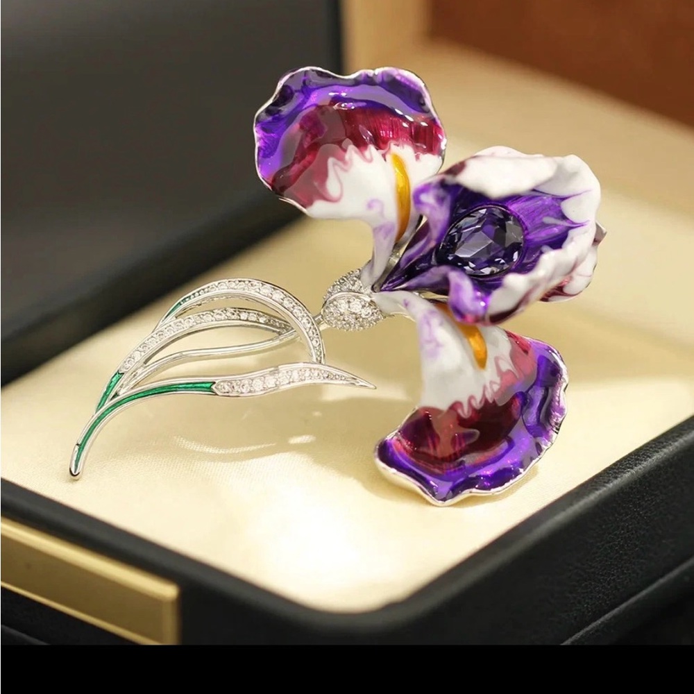 Elegant Purple and White Floral Brooch